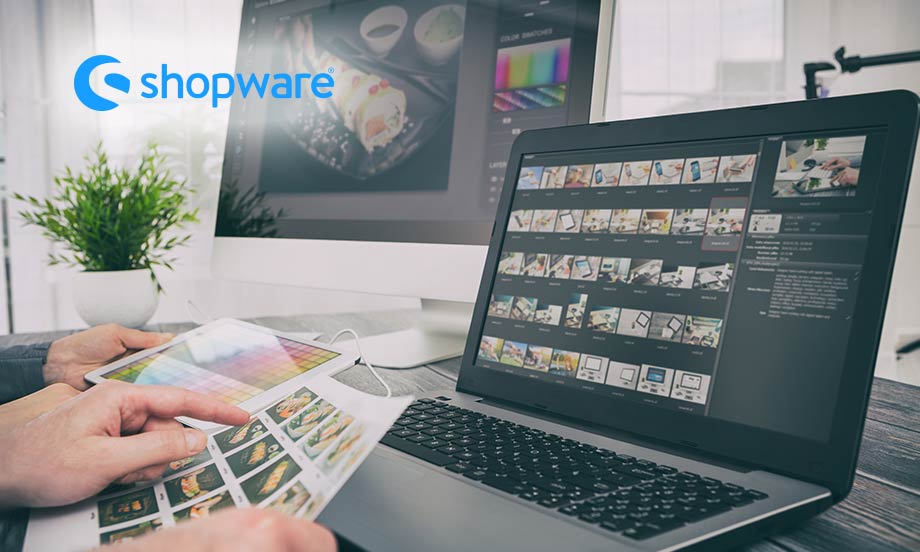 Bildbearbeitung am Schreibtisch mit Farbfächer, Kontaktabzügen und einer Bildübersicht auf dem Laptop, dazu das Shopware-Logo