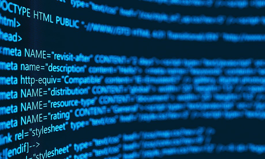 Nahaufnahme von HTML-Quelltext mit Meta-Angaben auf einem Bildschirm